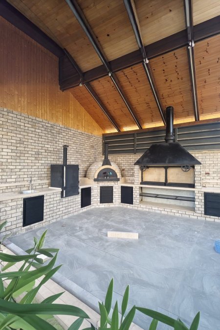 مطبخ خارجي ركني فاخر – شواية مدخنة + فرن بيتزا + مغسلة + صندوق تدخين